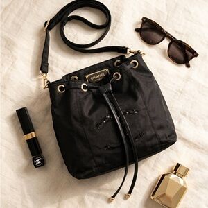 CHANEL Makeup VIP Novelty Sequin CC Bucket Crossbody Bag Black Gold NWT Rare